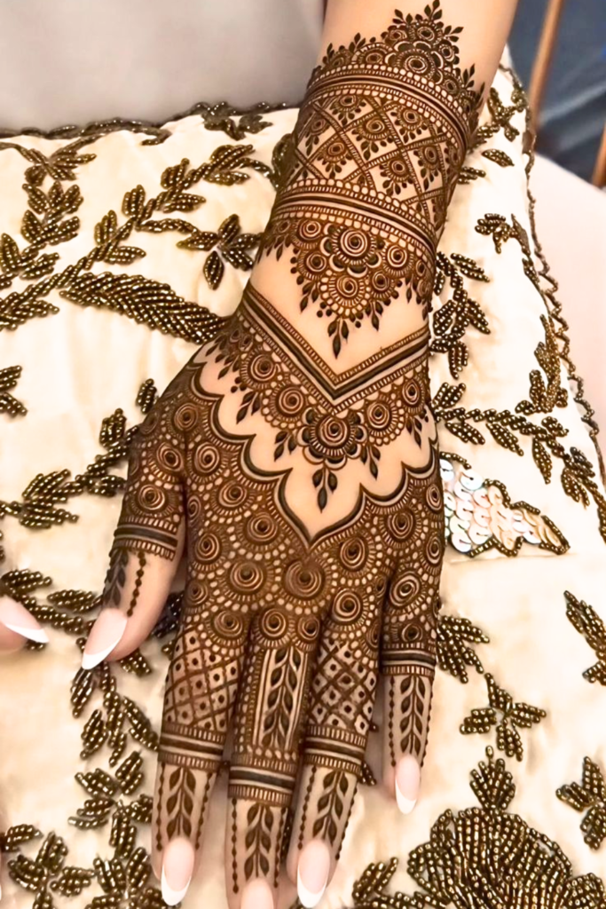 pakistani backhand mehndi design
