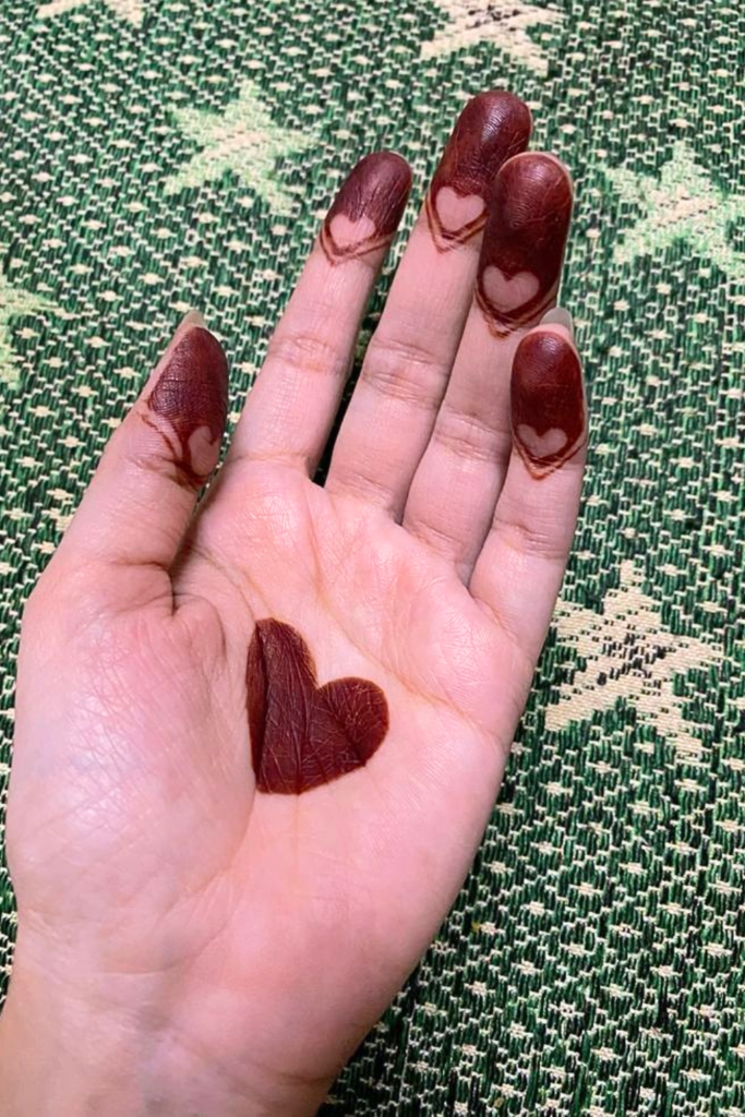 simple heart mehndi design